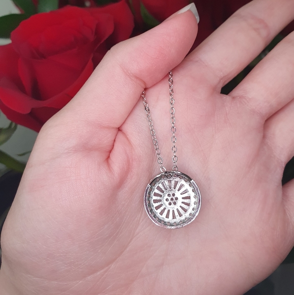 Simple Silver Bohoo Style Round Pendant Necklace - Picture 4 of 4